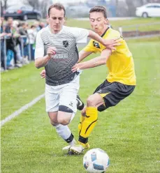  ?? SZ-FOTO: MAS ?? „Wir haben fest vor, die nächsten zwei Spiele zu gewinnen“: Der TSV Rißtissen (weiß, hier im Spiel gegen Ersingen) will die erste Hürde gegen Emerkingen nehmen.