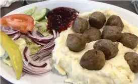  ?? ?? Köttbullar med potatismos, lingon och sallad. En klassiker.