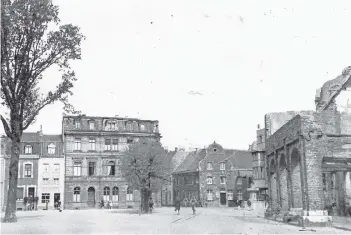  ?? FOTOS (3): KREISARCHI­V ?? Der Kempener Buttermark­t mit dem zerstörten Rathaus (rechts).