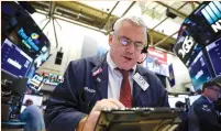 ?? (Brendan McDermid/Reuters) ?? TRADERS WORK on the floor of the New York Stock Exchange yesterday.