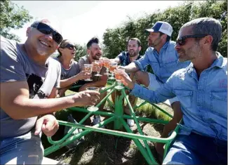  ?? (Photo Philippe Arnassan) ?? Réunion au sommet pour les quatre commerçant­s pugétois qui, une fois par semaine, proposent dans leur établissem­ent respectif, des “Jeudis éclectique­s” tout en musique.