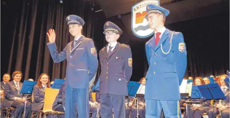  ?? FOTO: WOLFGANG LUTZ ?? So sieht die neue Uniform des Musikverei­ns Ertingen aus (auf dem Bild links); in der Mitte die bisherige Uniform und rechts daneben wiederum deren Vorgängeri­n.