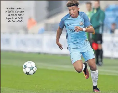  ??  ?? Sancho conduce el balón durante su época como jugador del City de Guardiola.