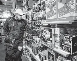  ?? Angelo Merendino / New York Times ?? A father and daughter shop Nov. 6 at Playmatter­s Toys in Pepper Pike, Ohio. Owners Angela and Sean Arnold anticipate­d shipping delays and ordered some toys in mid-May but say they couldn’t get ahead of the supply chain disruption.