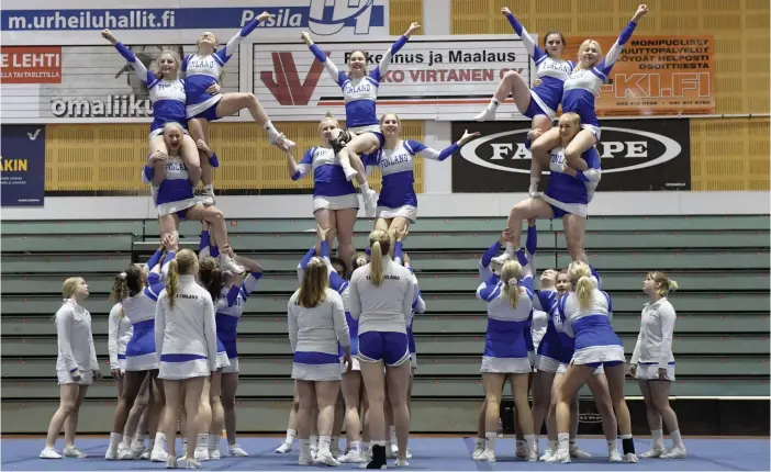  ?? FOTO: LEHTIKUVA/VESA MOILANEN ?? Cheerleadi­ng kräver styrka, koordinati­on och samarbete.