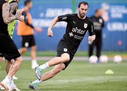  ??  ?? Uruguay defender Diego Godin attends a training session at the Sports Centre Borsky in Nizhny Novgorod, Russia, yesterday on the eve of their World Cup quarterfin­al against France. — AFP