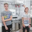  ?? FOTO: BÄCKER MAYER ?? E. Felgner (Schüler WRS Isny) und L. Kaufhold (Schüler WRS Isny) haben die Bäckerei Mayer in Isny besucht.
