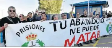  ?? JUAN CARLOS VÁZQUEZ ?? Imagen de archivo de una protesta en la cárcel Sevilla I en 2018.