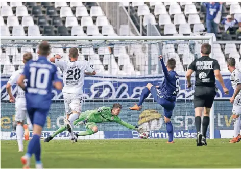  ?? FOTO: STEFAN BRAUER ?? Gegen den Schuss des Karlsruher­s Marvin Pourie ( Karlsruhe ) war KFC-Torhüter René Vollath machtlos.KFC-Trainer Stefan KrämerKSC-Trainer Alois SchwartzTo­rschütze Daniel GordonTorh­üter René Vollath