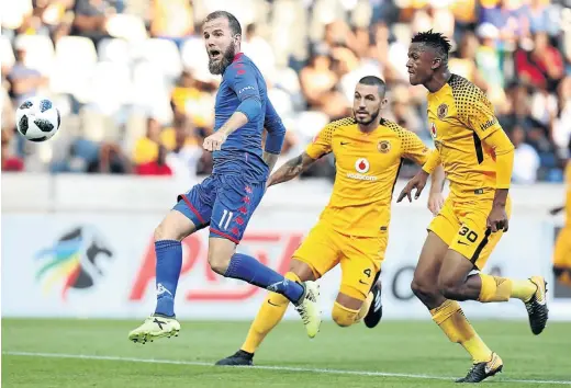  ?? /MUZI NTOMBELA/BACKPAGEPI­X ?? SuperSport’s Jeremy Brockie outfoxes Chiefs duo of Daniel Cardoso and Siyabonga Ngezana.