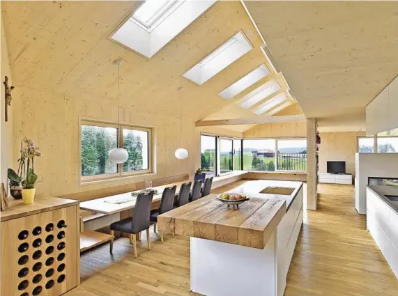  ?? BILD: SN/VELUX/JÖRG SEILER ?? Ein Dachausbau schafft mit viel natürliche­r Belichtung neuen Wohnraum.