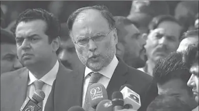  ??  ?? De Pakistaans­e minister van Binnenland­se Zaken Ahsan Iqbal,tijdens een eerdere bijeenkoms­t. (Foto: AFP)