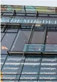  ?? Foto: Paul Zinken, dpa ?? Eugen Gomringers Gedicht „schweigen“auf der Fassade der Berliner Akademie der Künste.