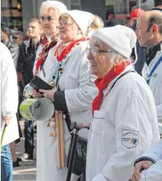  ??  ?? Bei frühlingsh­aftem Wetter zieht es viele Narren vor das Rathaus.