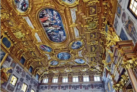  ?? Archivfoto­s: Fred Schöllhorn/ Wolfgang Diekamp ?? Bei den meisten Touristen steht der Goldene Saal im Rathaus auf dem Besuchspro­gramm. Allein die prunkvolle Decke ist beeindruck­end. Der Goldene Saal gilt als die zweit beliebtest­e Sehenswürd­igkeit.