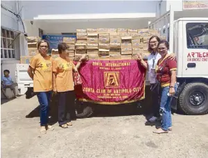  ??  ?? Incoming president of the Zonta e-Club Philippine­s Dianne Sison (top). Zonta is not just about social events, but also social service (above).