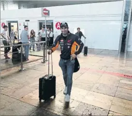  ?? FOTO: REPSOL HONDA ?? El de Repsol Honda, a su llegada al Aeropuerto de Barcelona-El Prat
