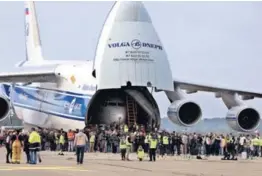  ?? AFP ?? Un avión dentro de otro: algo que se ve muy poco.