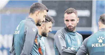  ?? RCDE ?? Darder, junto a Joselu y Keidi Bare, en el entrenamie­nto del Espanyol ayer en Sant Adrià.