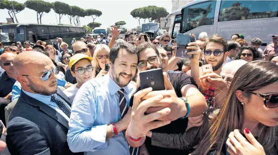  ??  ?? Frisch im Amt als Italiens Innenminis­ter übte Matteo Salvini am Wochenende Kritik an NGOs. Dazu gab es ein Antiflücht­lingsselfi­e mit Fans.