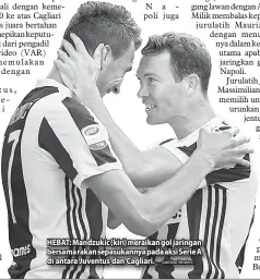  ?? — Gambar Reuters ?? HEBAT: Mandzukic (kiri) meraikan gol jaringan bersama rakan sepasukann­ya pada aksi Serie A di antara Juventus dan Cagliari.