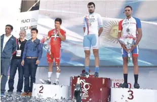  ??  ?? El pedalista dominicano Junior Marte figura en el pódium de ganadores junto con Federico Vivas, de Argentina, quien ganó el oro y Francisco Lara, de México, quien se quedó con la medalla de bronce.
