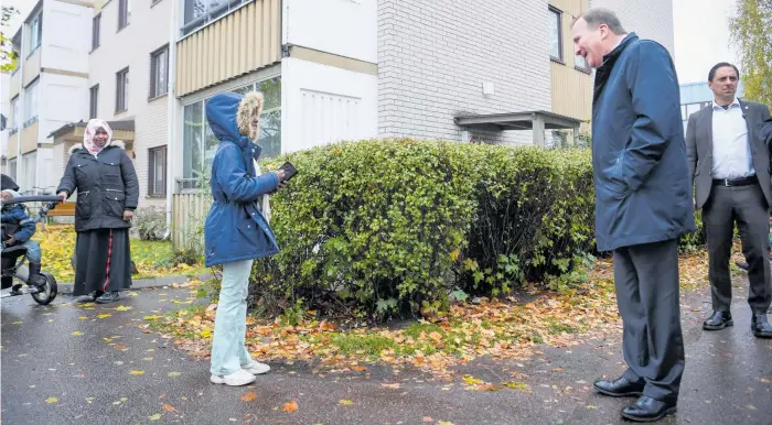  ?? Foto: Fredrik Sandberg/tt ?? Statsminst­er Stefan Löfven pratar med boende under en rundvandri­ng i bostadsomr­ådet Tjärna ängar i Borlänge.