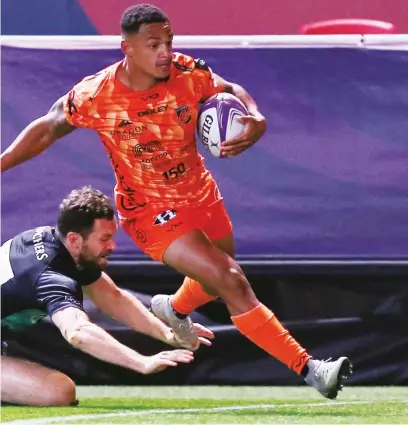  ?? PICTURE: Getty Images ?? In full flight: Dragons’ Ashton Hewitt scores against Bristol Bears