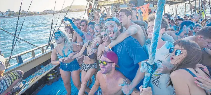  ?? MARIO QUINTERO ?? Fiesta a bordo. Después de una tarde de música, tragos y baile en cubierta, los argentinos coronan tirándose al mar en Canasvieir­as.