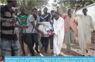  ??  ?? BANGUI: Residents of the mainly Muslim PK5 neighborho­od carry bodies of victims of the April 10 clashes during a demonstrat­ion in front of the headquarte­rs of MINUSCA, the UN peacekeepi­ng mission in the Central Africa Republic. — AFP