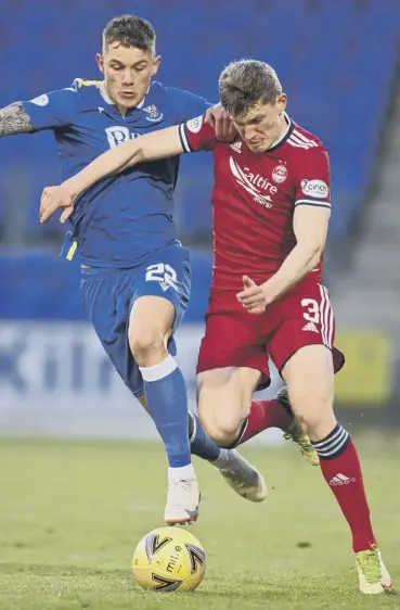  ?? ?? 0 St Johnstone goalscorer Callum Hendry chases down Aberdeen’s Jack Mackenzie in Perth