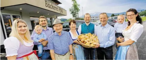  ?? BILD: SN/ROBERT RATZER ?? Der Name Peter gehört zum PfößClan wie die Hefe zum Germteig: Andrea Pföß, Thomas Esterer mit Sohn Leonhard, der Senior Peter Pföß, Hermine Pföß mit ihrem Sohn Peter und ihrem Mann Peter, Andrea Pföß mit Sohn Peter (v. l.).