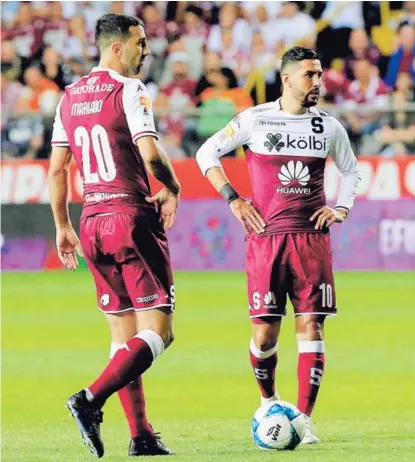  ??  ?? Saprissa espera rival para la gran final, el cual saldrá del juego entre Herediano y Alajuelens­e, el próximo domingo. Mariano Torres y Marvin Angulo disputaron la semifinal ante los florenses.