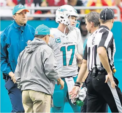  ?? PHOTOS BY JIM RASSOL/STAFF PHOTOGRAPH­ER ?? Dolphins quarterbac­k Ryan Tannehill leaves the field with a knee injury late in the third quarter Saturday against the Arizona Cardinals.