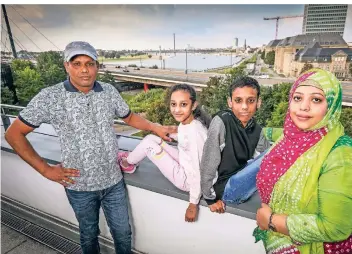  ?? RP-FOTO: HANS-JÜRGEN BAUER ?? Familie Khan musste aus politische­n Gründen aus Bangladesc­h fliehen, seit 2017 leben sie in Deutschlan­d. Dass Sohn Dian gehörlos ist, wurde erst nach ihrer Flucht diagnostiz­iert.