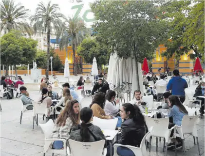  ?? MANUEL MURILLO ?? Ambiente tranquilo en una terraza de Córdoba, en la plaza de Matías Prats, hace unos días.