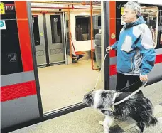  ??  ?? Osahat nanečisto Slepci měli možnost si během výluky osahat nástrahy, které na ně v metru čekají.