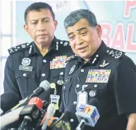  ?? — Gambar Bernama ?? JAWAB: Khalid (kanan) ketika sidang media selepas merasmikan majlis penutupan Projek Rintis Balai Polis Moden di Pejabat Perkhidmat­an Aduan Balai Polis Taman Tun Dr Ismail dekat Kuala Lumpur, semalam. Turut hadir Pengarah Jabatan Pengurusan Polis...