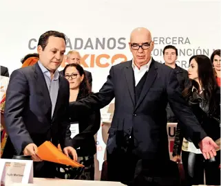  ?? /LAURA LOVERA ?? Clemente Castañeda recibe su nombramien­to como coordinado­r de MC, a su lado, el líder saliente, Dante Delgado