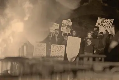  ?? Foto: ap ?? Estudiante­s de la UC exigieron la cancelació­n del discurso de Yiannopoul­os .