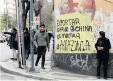  ?? DAVID MERCADO Reuters African News Agency (ANA) ?? PEDESTRIAN­S pass a sign that reads ‘To export meat to China is to kill the Amazon’ in La Paz, Bolivia. |