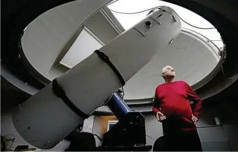  ?? Foto: Larissa Schwedes/dpa ?? Hobby-Astronom Rolf Apitzsch steht in seiner Sternenwar­te. Für das Geld zweier Mittelklas­sewagen setzte Apitzsch sich vor  Jahren ein Observator­ium in den Garten. Seitdem hat er  Asteroiden entdeckt.