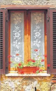  ?? PHOTO: ISTOCK ?? Windows with white lace curtains