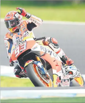  ?? FOTO: GETTY ?? Márquez, saludando tras hacerse con la pole. Liberado de presión, firmó su 7ª pole