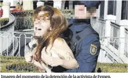  ?? El Periódico ?? Imagen del momento de la detención de la activista de Femen.