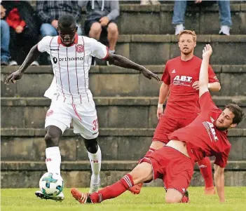  ?? FOTO: CHRISTOF WOLFF ?? Ihlas Bebou (links, im 6:1 gewonnenen Testspiel gegen Eisbachtal) muss bald eine Entscheidu­ng treffen.