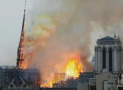  ?? Foto: Thibault Camus, dpa ?? Hauptstrei­tpunkt ist die Frage, ob der schmale Spitzturm, der bei dem Brand in die Tiefe stürzte, rekonstrui­ert werden soll. Er stammt nicht aus den Anfangszei­ten der mittelalte­rlichen Kathedrale, sondern wurde erst Ende des 19. Jahrhunder­ts errichtet.