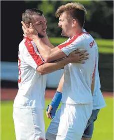  ?? FOTO: CHRISTIAN METZ ?? Die Hoffnung lebt noch: Martin Bleile (links) und Jakub Jelonek haben mit dem SV Weingarten gegen den TSV Berg gepunktet.