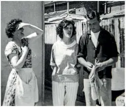  ??  ?? Frances Muir keeps several photos in her address book. One is of her mother putting out the washing at their Melbourne home as Reynolds reads a newspaper.