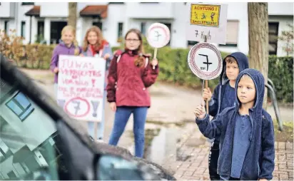  ?? RP-FOTO: STEPHAN
KÖHLEN ?? Fordern mir selbstgema­lten Plakaten zu mehr Rücksicht auf (von links): Leonard (6), Mats (6), Veronika (11), Leonie (11) und Eva (10).